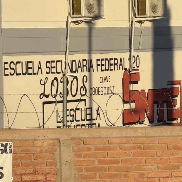 Hallan corona fúnebre en escuela